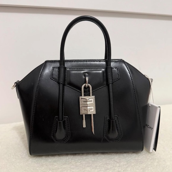 Handbags - Givenchy Antigona M bag